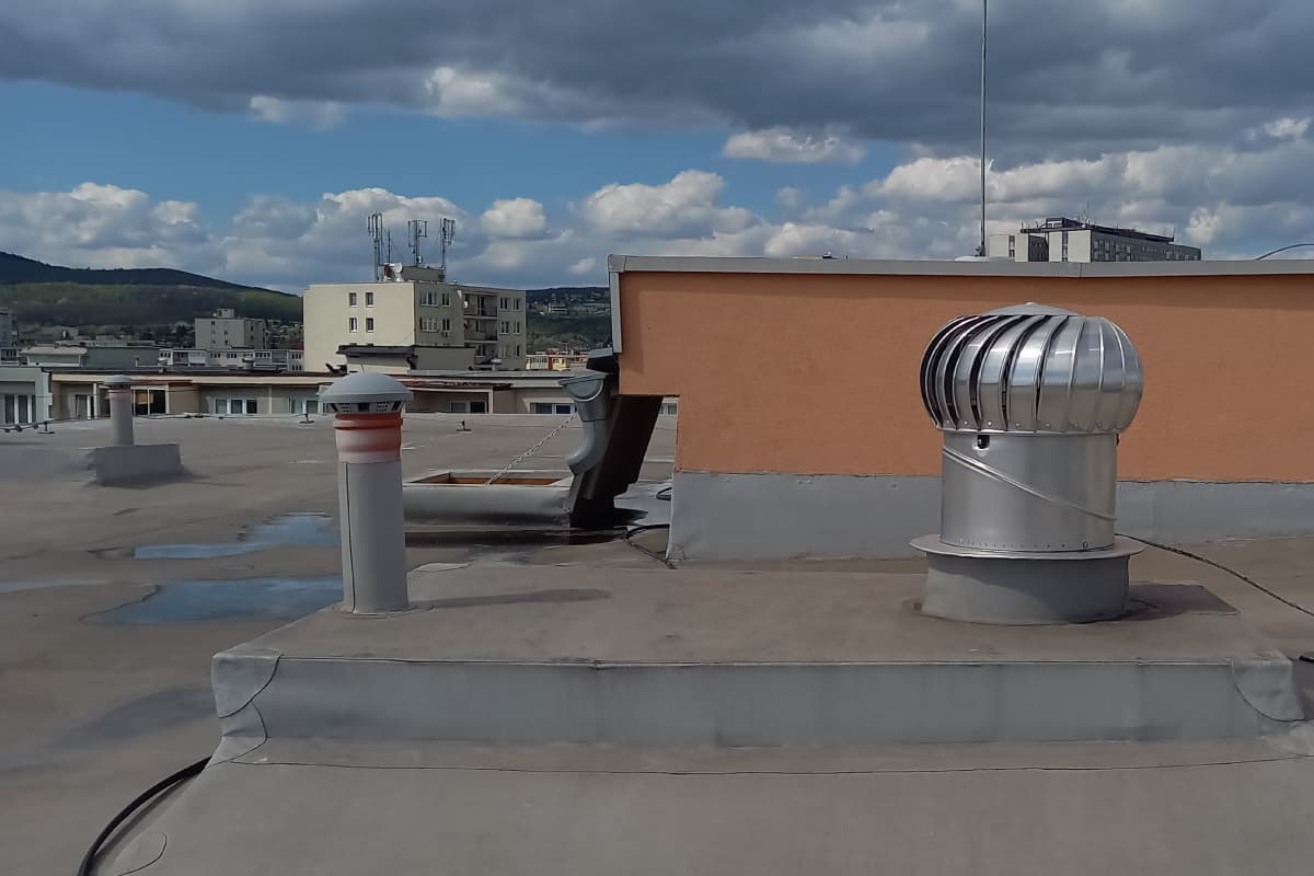 Realizácia zateplenia plochej strechy bytového domu: Výhody, postup a cena