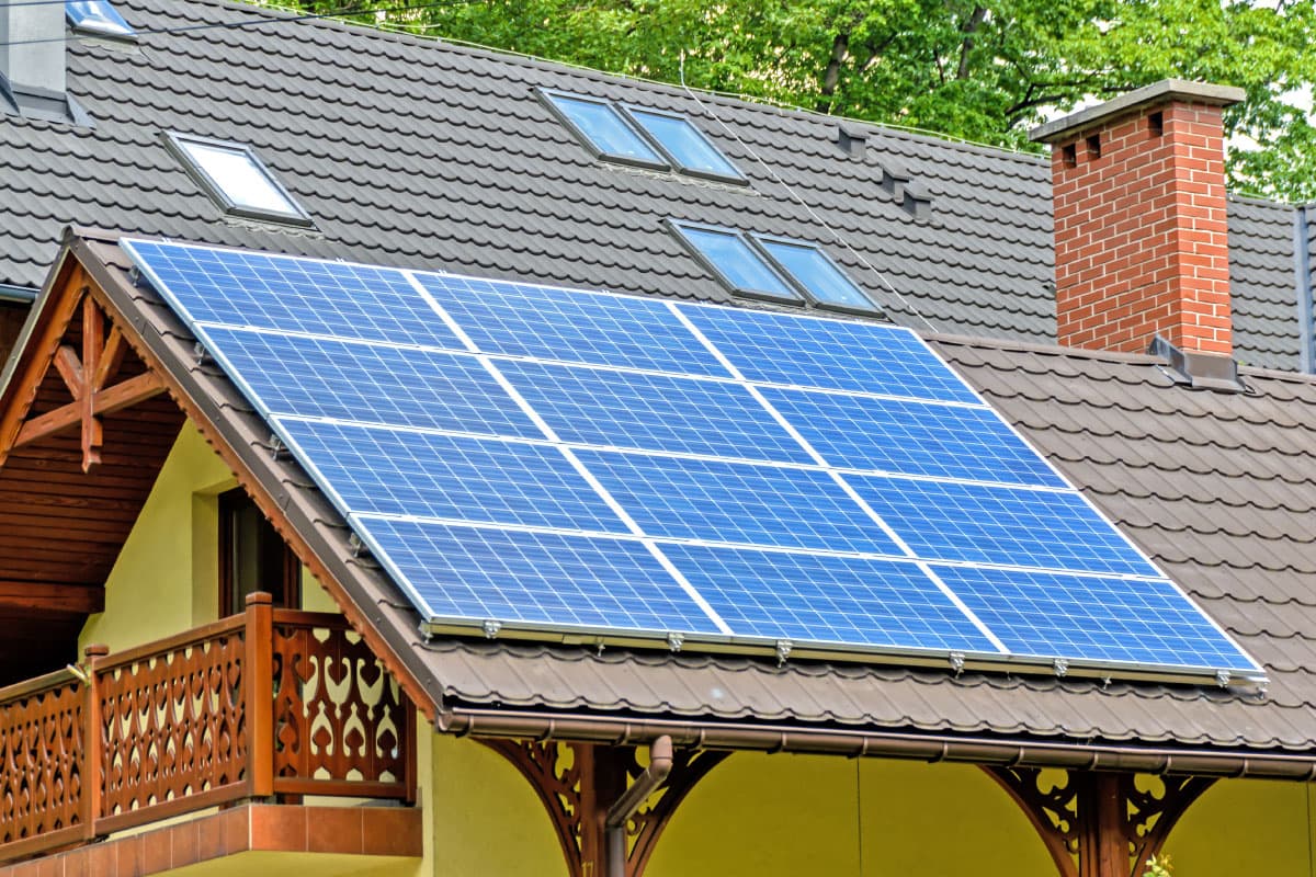 Využitie fotovoltických a solárnych panelov: Cesta k zelenej energii a úsporám pre váš domov